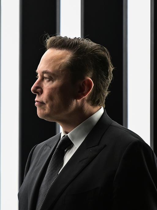 Elon Musk im Profil. Er blickt nach links.