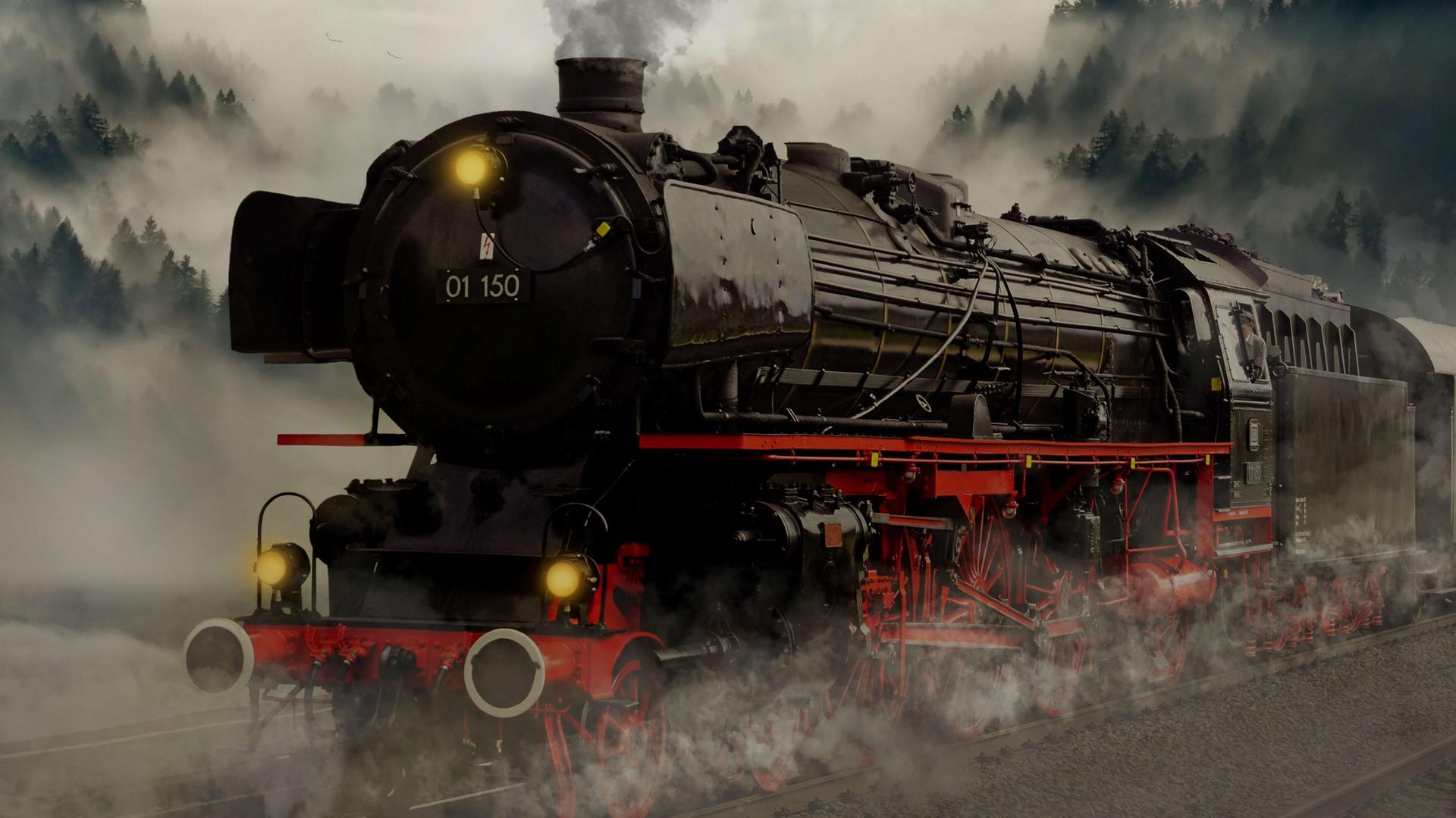 Eine fahrende Dampflokomotive, im Hintergrund Wald. Eine fahrende Dampflokomotive, im Hintergrund Wald.