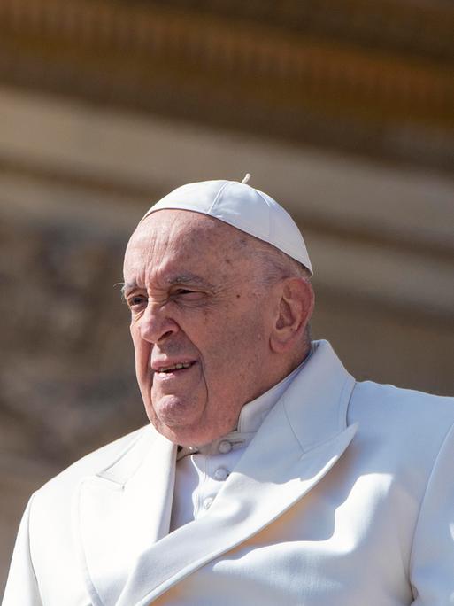 Papst Franziskus am 13. März 2024 auf dem Petersplatz in Rom