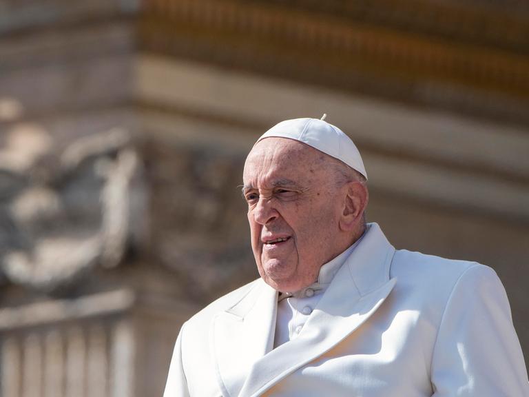 Papst Franziskus am 13. März 2024 auf dem Petersplatz in Rom