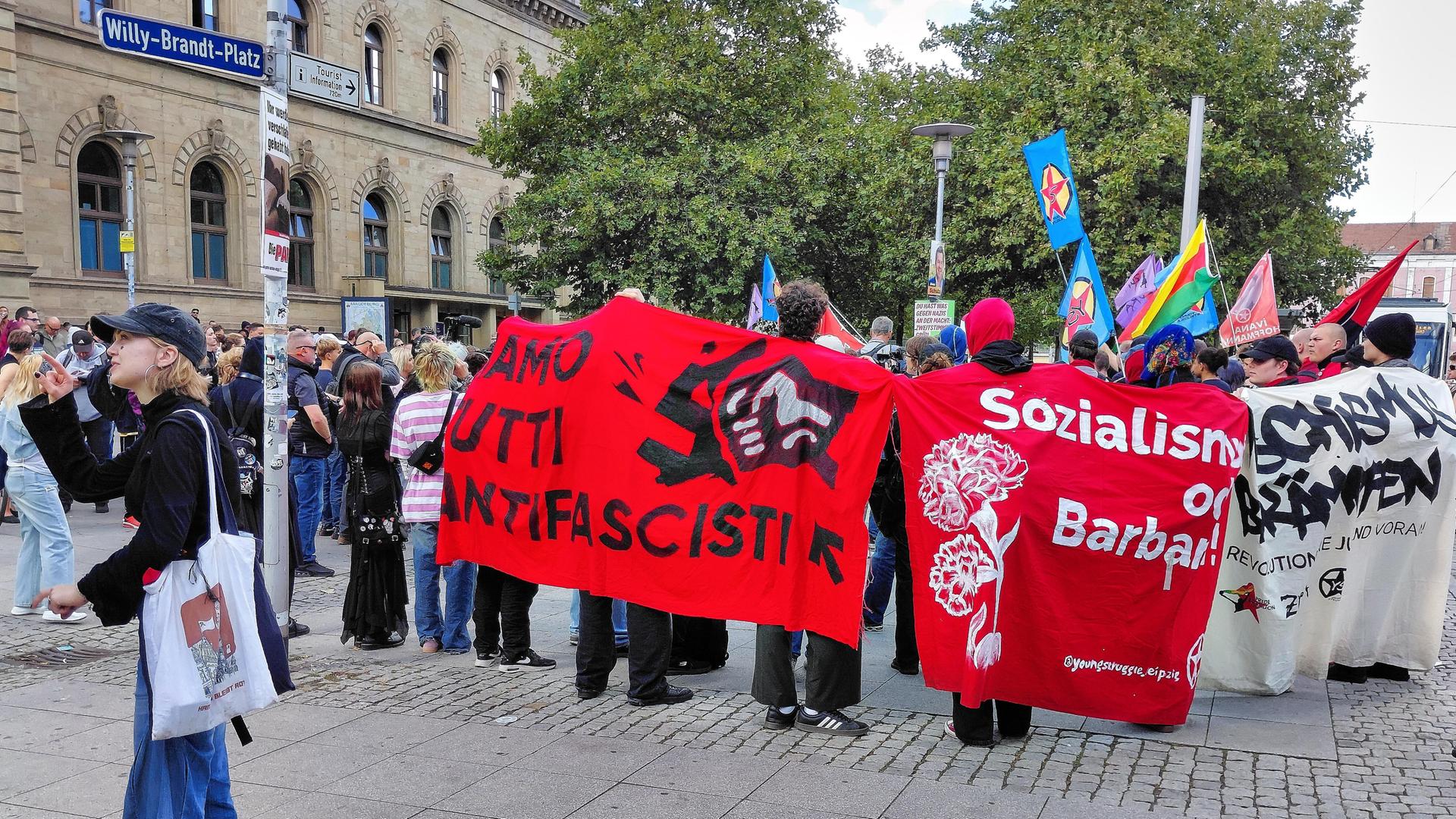 Dutzende Demonstranten haben sich vor dem Hauptbahnhof in Magdeburg versammelt. Viele tragen Banner aus dem linksextremen Milieu. Dutzende Demonstranten haben sich vor dem Hauptbahnhof in Magdeburg versammelt. Viele tragen Banner aus dem linksextremen Milieu.