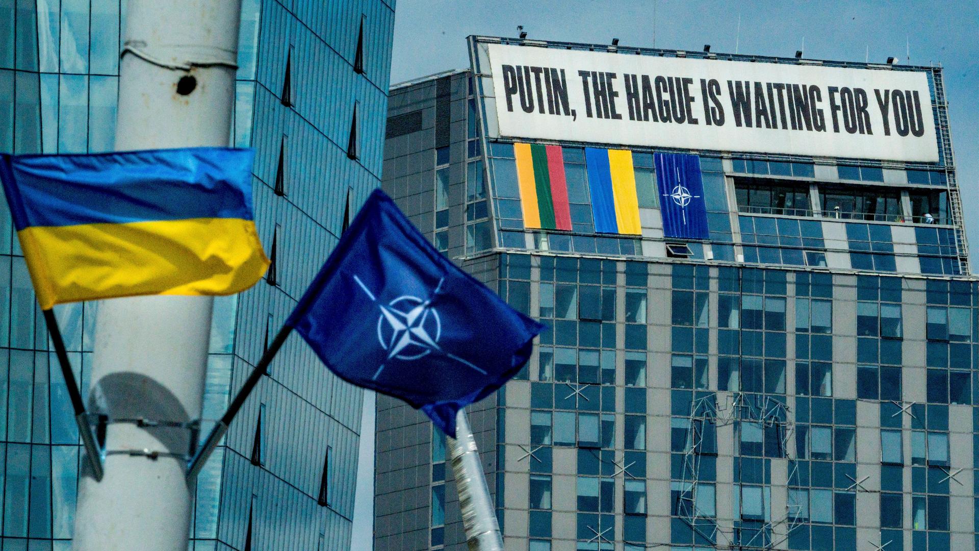 "Putin - The Hague is waiting for you" - "Putin - Den Haag wartet auf dich" steht auf einem Poster beim Litauen-Gipfel der NATO in Vilnius am 10.07.2023. 