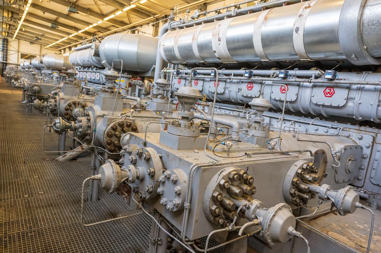 Rohre, Maschinen und Tanks stehen auf der Anlage des Gasspeicher Wolfersberg, östlich von München.