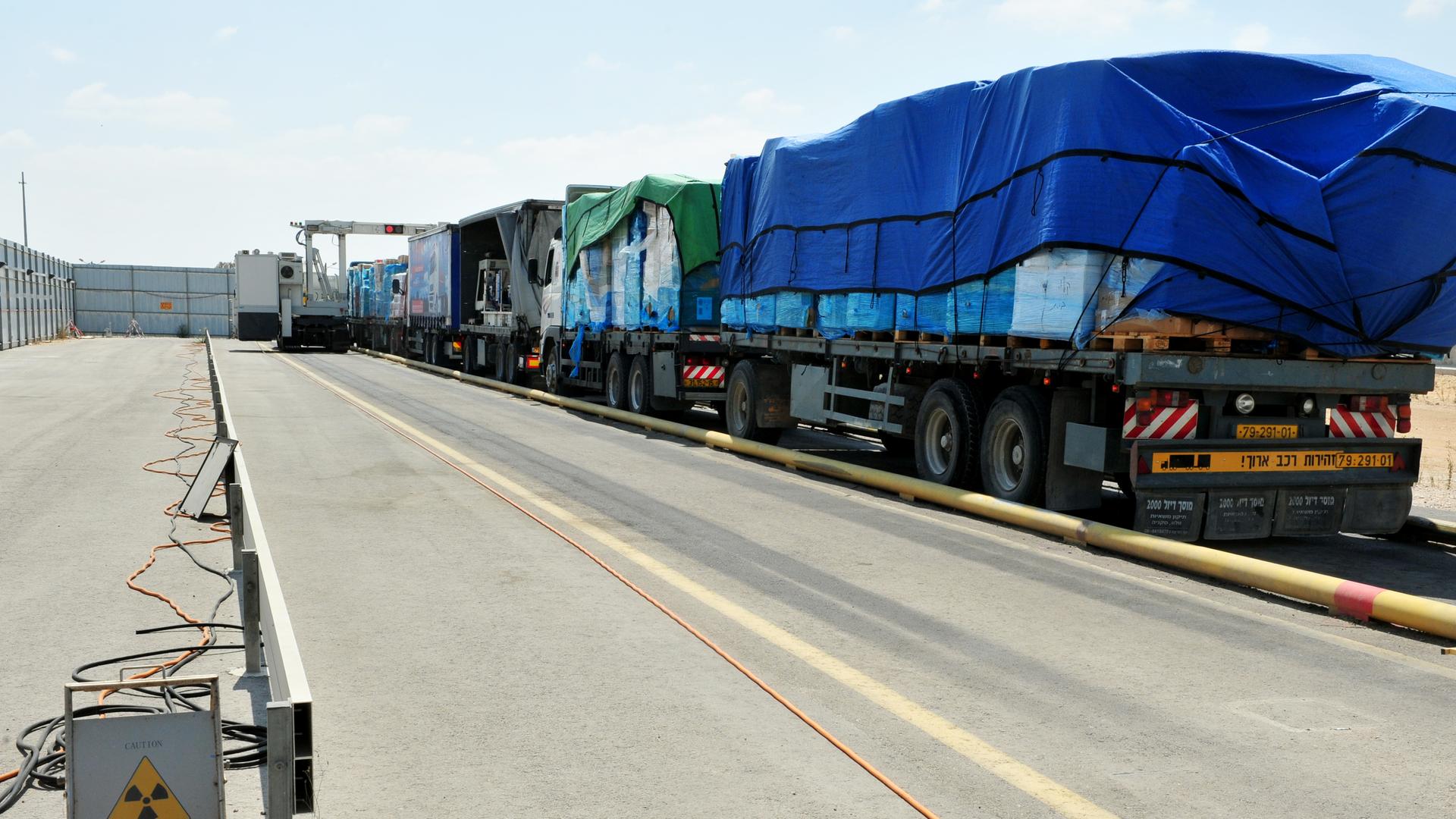 Lastwagen mit Hilfsgütern für den Gazastreifen.