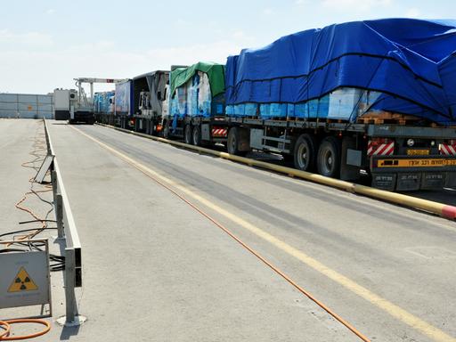 Lastwagen mit Hilfsgütern für den Gazastreifen.