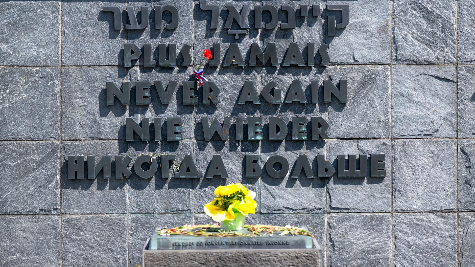 Die Worte "Nie Wieder" sind in mehreren Sprachen auf einer Gedenktafel auf dem Gelände der KZ-Gedenkstätte Dachau zu sehen. Die Worte "Nie Wieder" sind in mehreren Sprachen auf einer Gedenktafel auf dem Gelände der KZ-Gedenkstätte Dachau zu sehen.