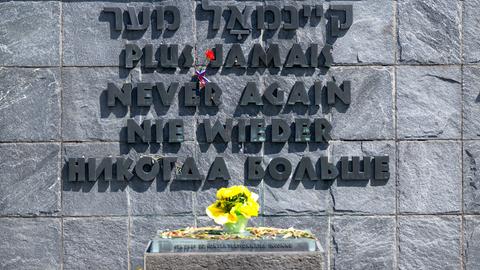 Die Worte "Nie Wieder" sind in mehreren Sprachen auf einer Gedenktafel auf dem Gelände der KZ-Gedenkstätte Dachau zu sehen. 