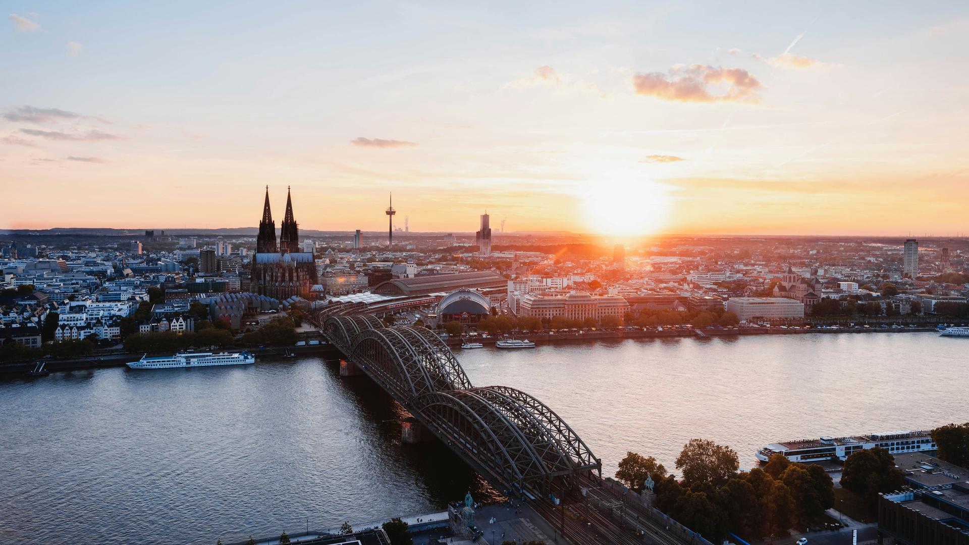 Köln von der Rheinseite im Sonnenuntergang