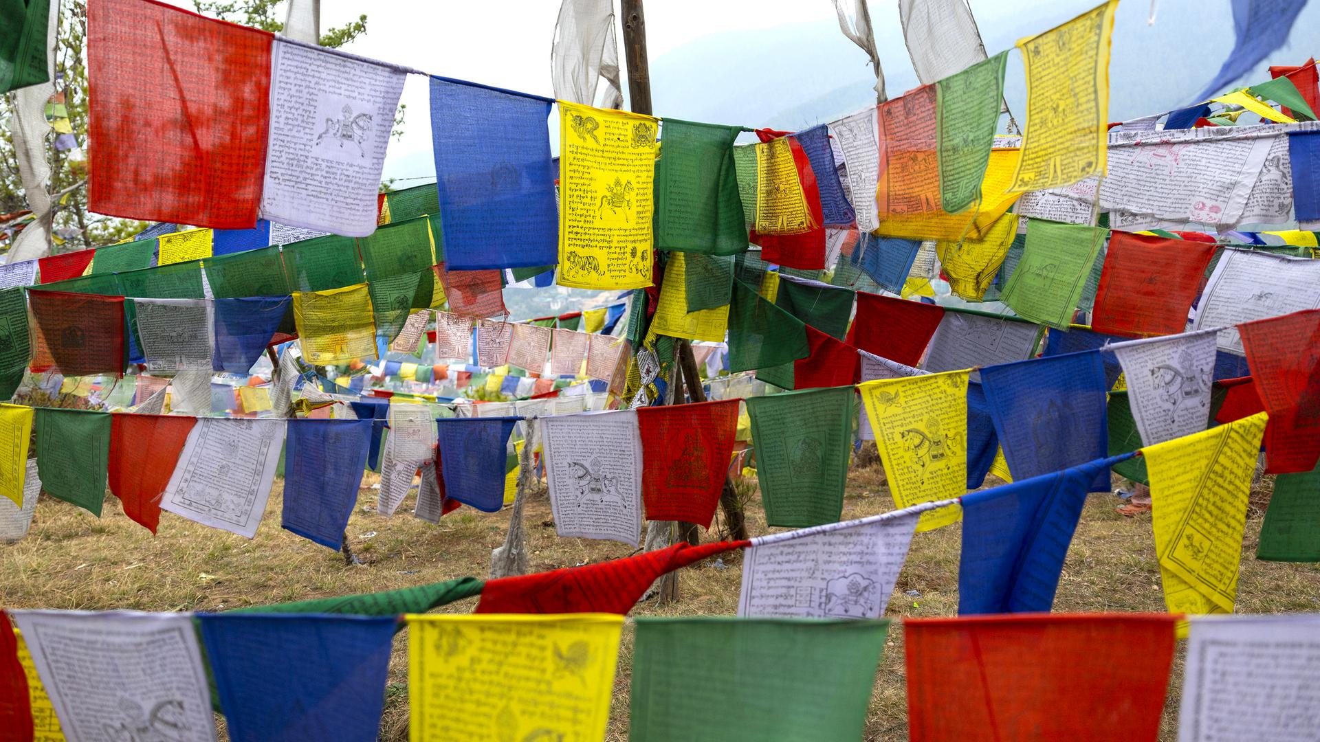 Mehrfarbige Gebetsfahnen flattern im Wind. Chang Gewog, Thimphu, Bhutan. 