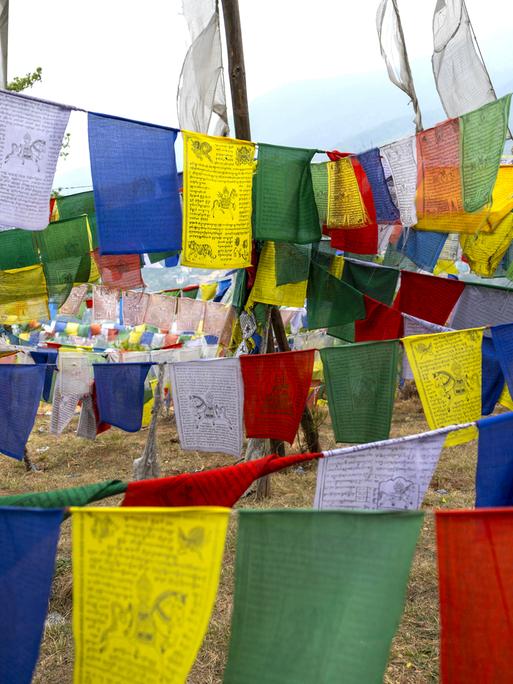 Mehrfarbige Gebetsfahnen flattern im Wind. Chang Gewog, Thimphu, Bhutan. 