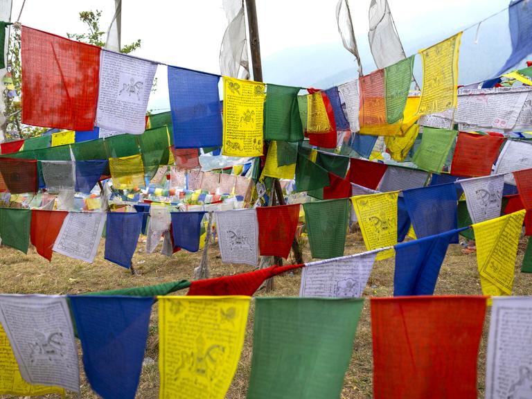 Mehrfarbige Gebetsfahnen flattern im Wind. Chang Gewog, Thimphu, Bhutan. 