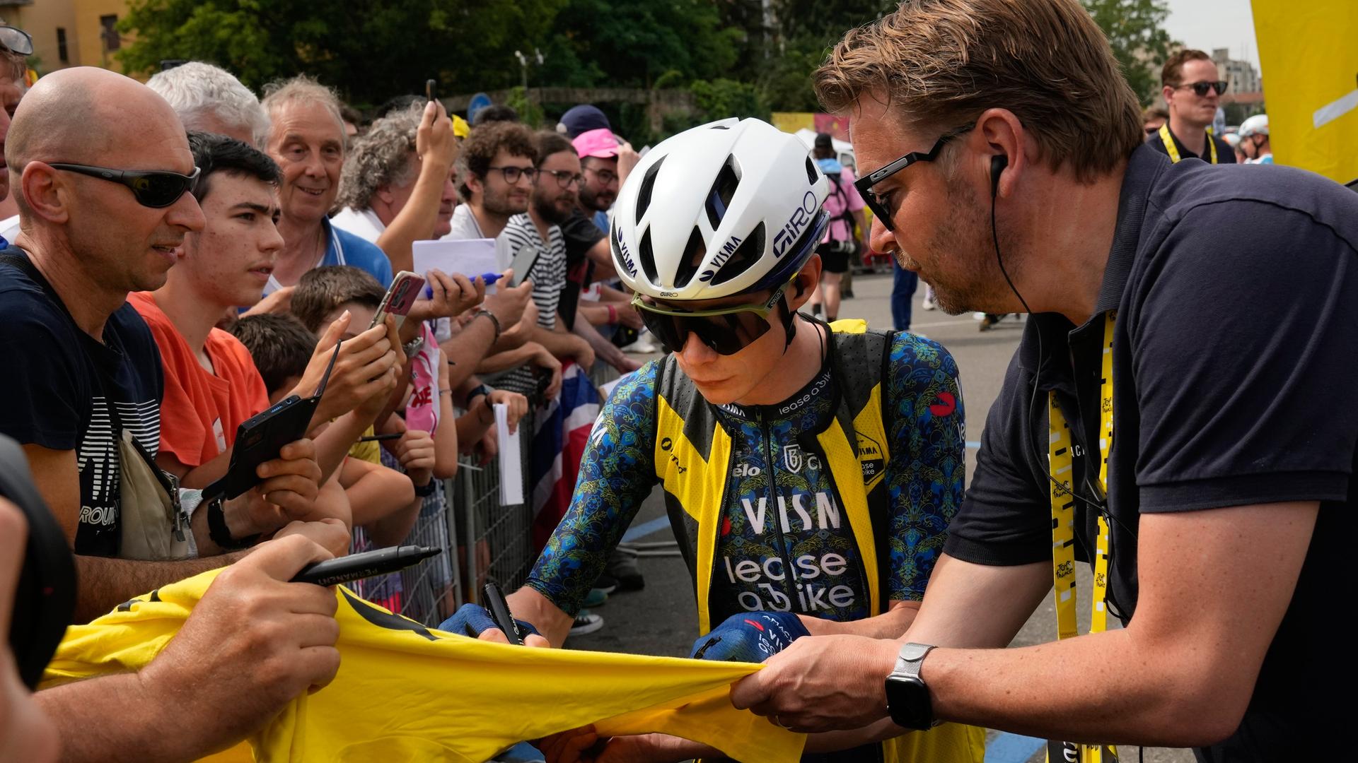 Der dänische Tour-de-France-Fahrer Jonas Vingegaard gibt Autogramme. Der dänische Tour-de-France-Fahrer Jonas Vingegaard gibt Autogramme.