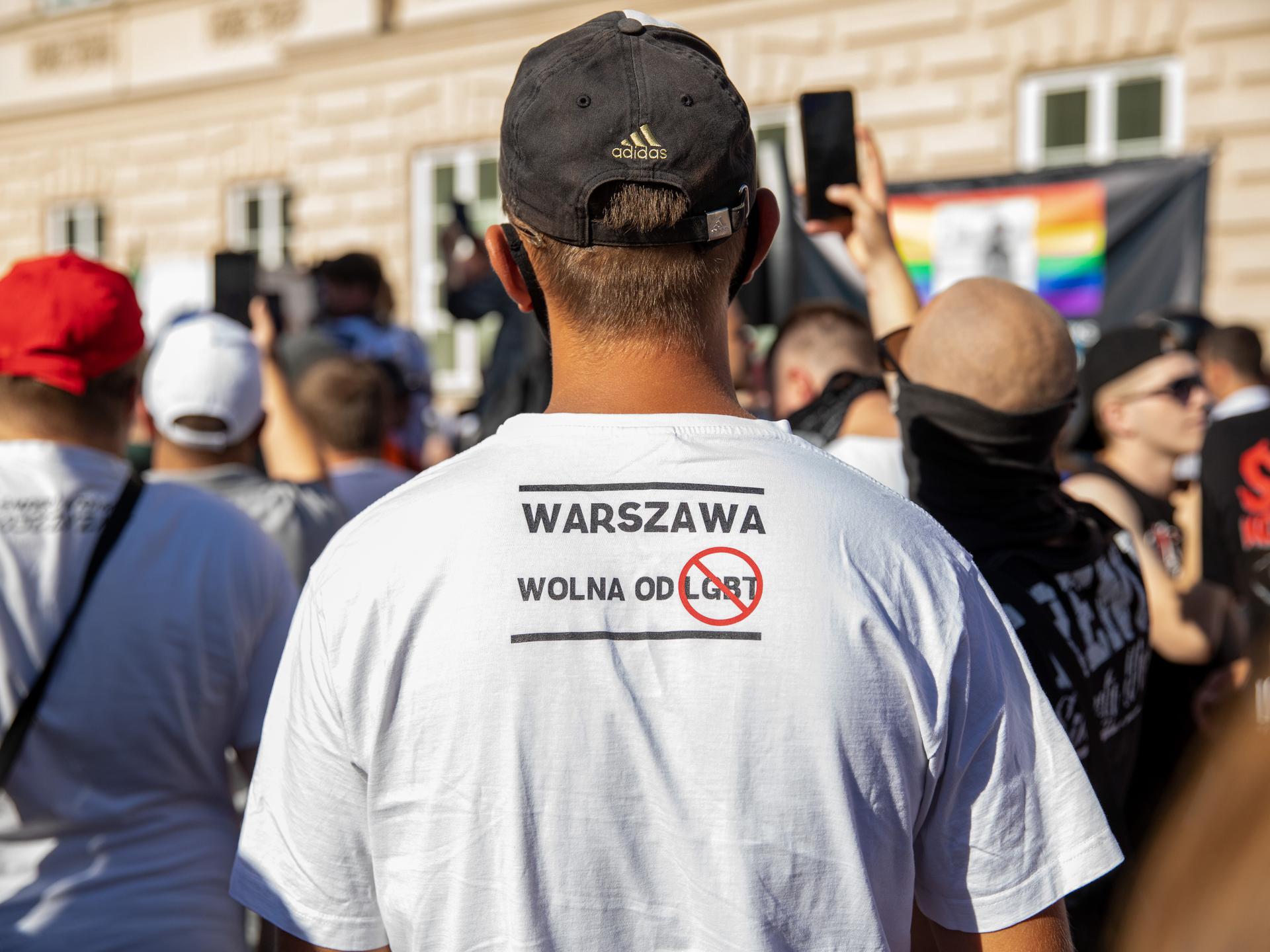 Auf einer Demonstration rechter Gruppen trägt ein Mann ein T-Shirt mit dem Slogan "Wolna od LGBT". Die Forderung der Gruppen wie Ruch Narodowy: Warschau möge LGBTQ-frei werden. 