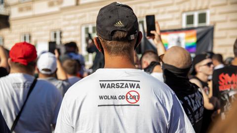 Auf einer Demonstration rechter Gruppen trägt ein Mann ein T-Shirt mit dem Slogan "Wolna od LGBT". Die Forderung der Gruppen wie Ruch Narodowy: Warschau möge LGBTQ-frei werden. 