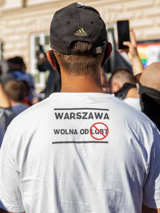 Auf einer Demonstration rechter Gruppen trägt ein Mann ein T-Shirt mit dem Slogan "Wolna od LGBT". Die Forderung der Gruppen wie Ruch Narodowy: Warschau möge LGBTQ-frei werden. 