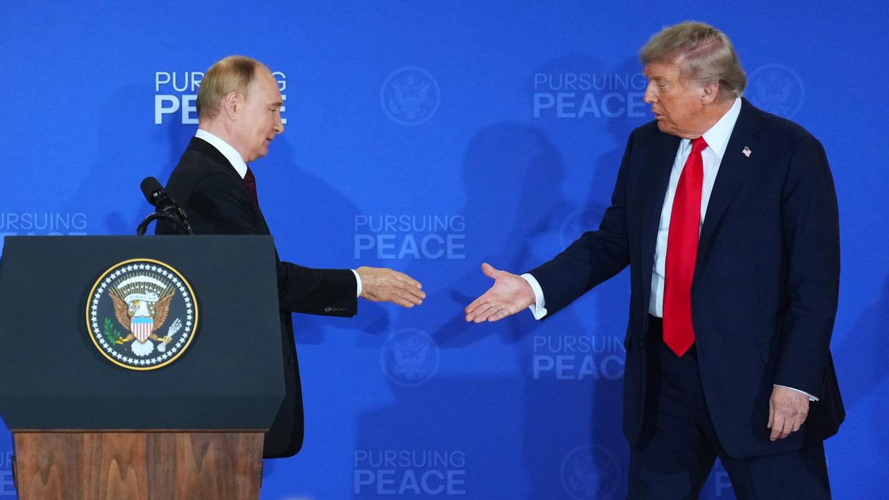Russlands Präsident Wladimir Putin (links) beim Treffen mit US-Präsident Donald Trump in Anchorage, Alaska am 15. August 2025