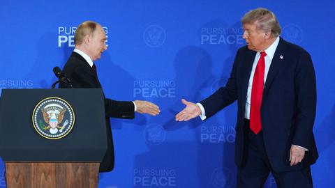 Russlands Präsident Wladimir Putin (links) beim Treffen mit US-Präsident Donald Trump in Anchorage, Alaska am 15. August 2025