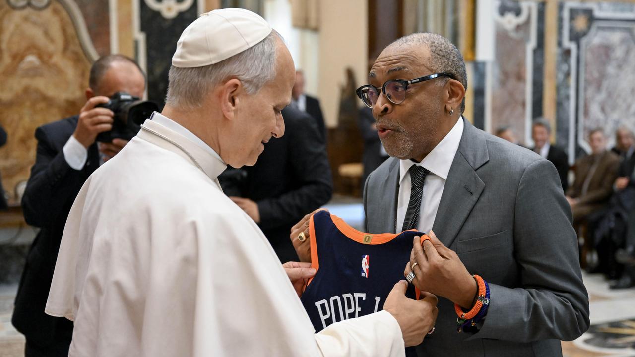 Spezielles Geschenk: Papst Leo XIV bekommt von Regisseur Spike Lee ein Basketball-Trikot.