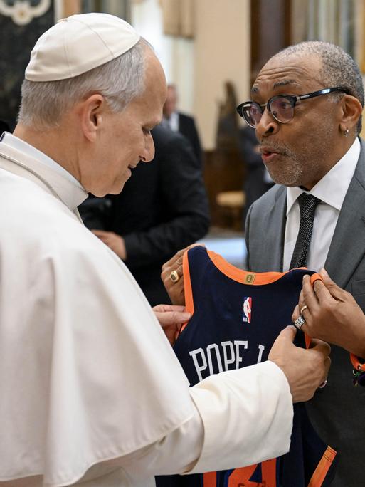 Spezielles Geschenk: Papst Leo XIV bekommt von Regisseur Spike Lee ein Basketball-Trikot.