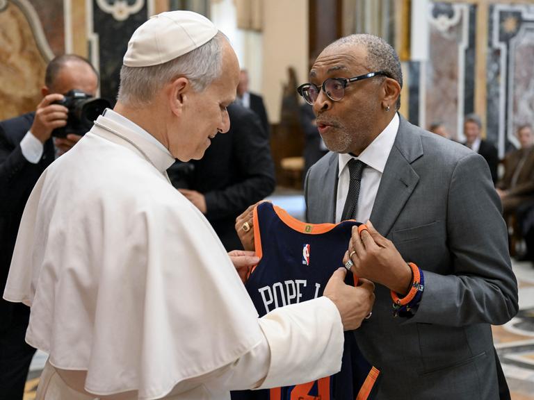 Spezielles Geschenk: Papst Leo XIV bekommt von Regisseur Spike Lee ein Basketball-Trikot.