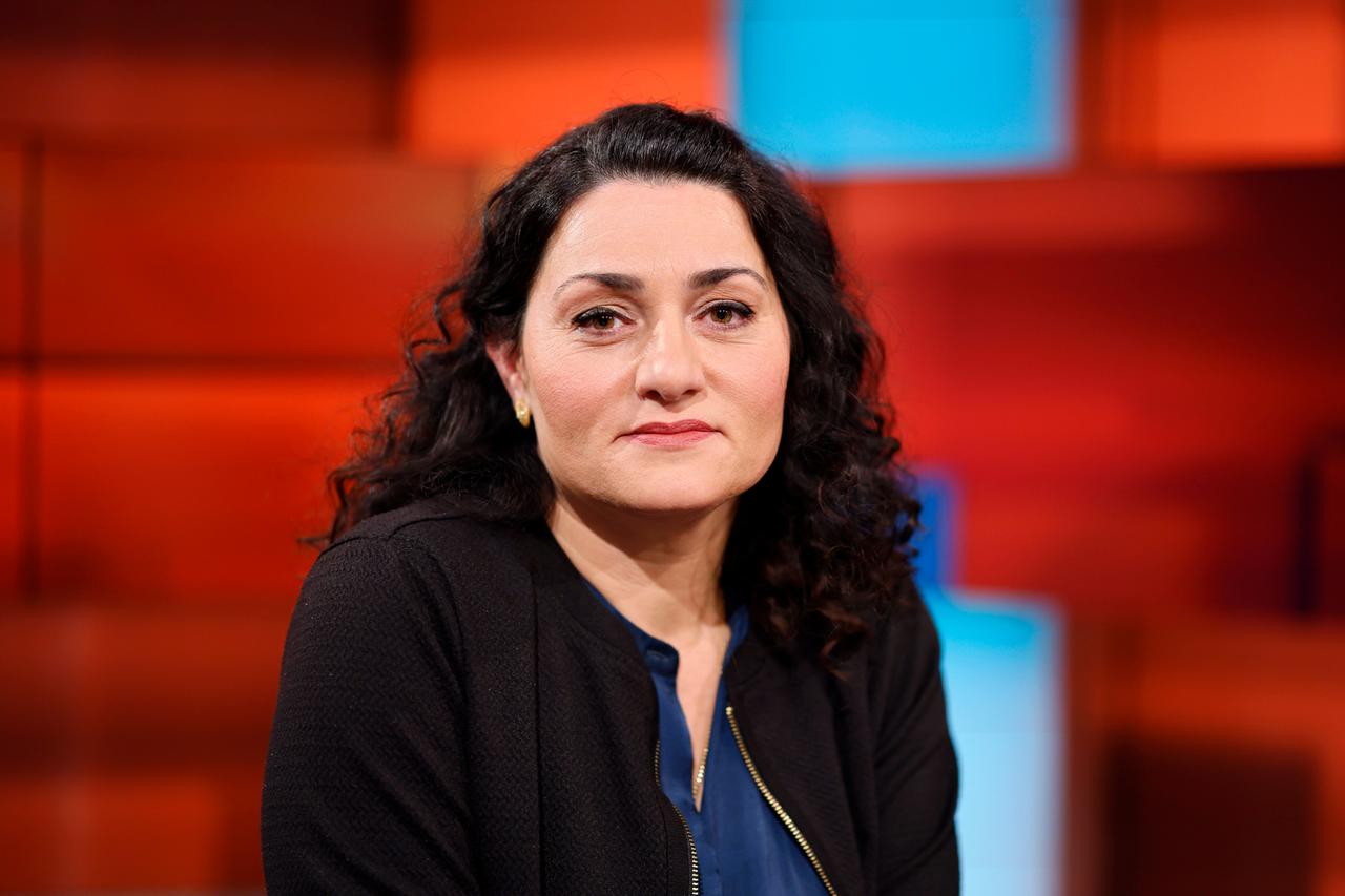 Porträtfoto der Politikerin Lamya Kaddor (Grüne) anläßlich eines Auftritts in der ARD-Talkshow 'hart aber fair' im Studio am 30.10.2023.