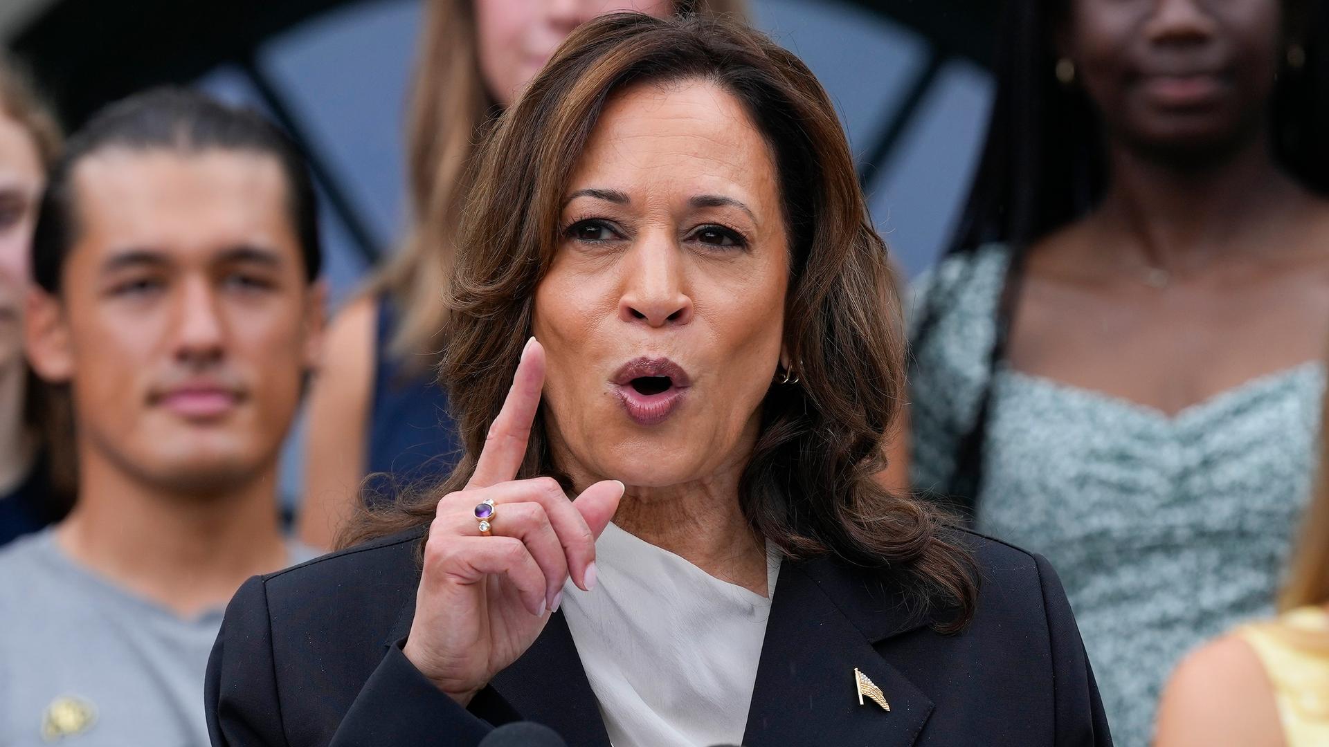Vizepräsidentin Kamala Harris spricht auf dem Südrasen des Weißen Hauses, während einer Veranstaltung mit NCAA-Collegesportlern. Vizepräsidentin Kamala Harris spricht auf dem Südrasen des Weißen Hauses, während einer Veranstaltung mit NCAA-Collegesportlern.