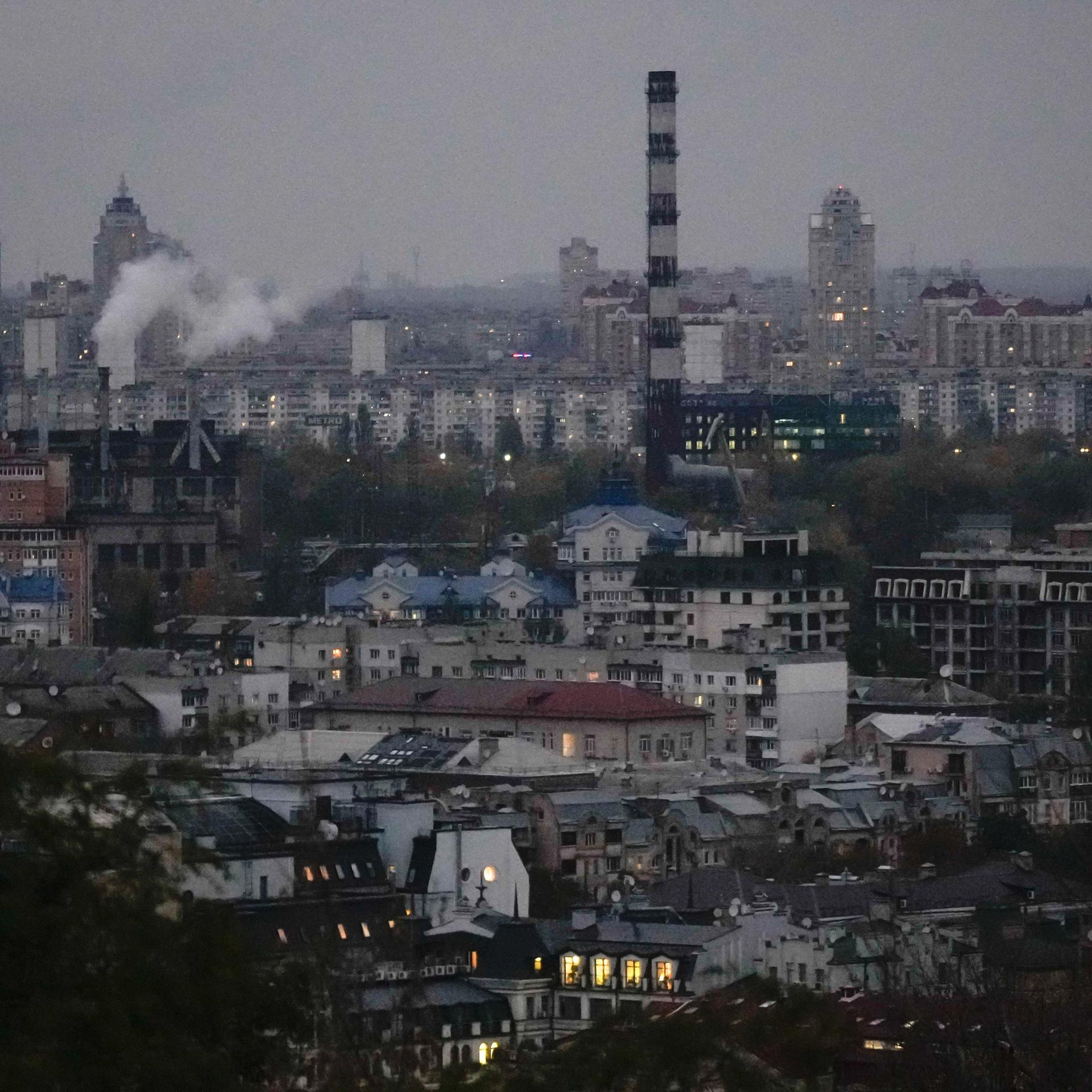 Rauch steigt über dem hinteren Teil der Stadt Kiew auf.