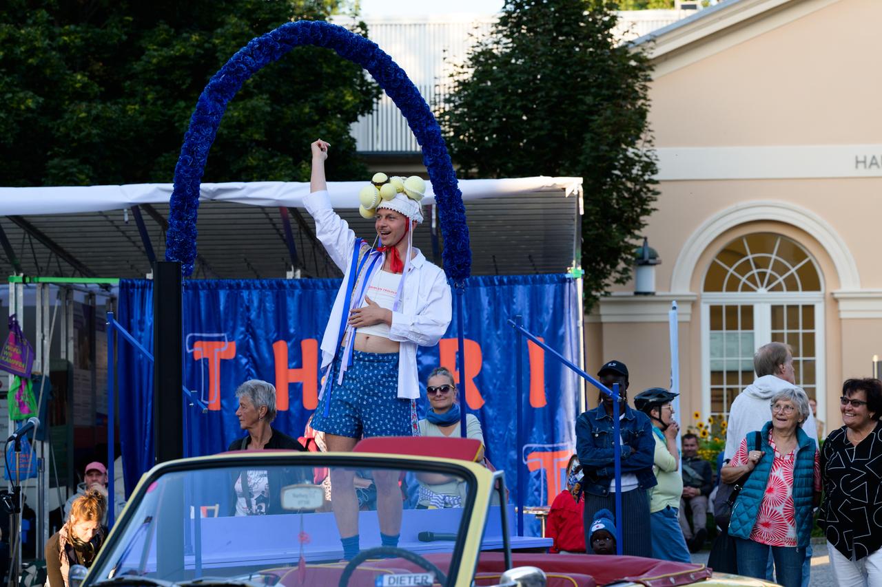 Performance »Trara Thüringen« vom Syndikat Gefährliche Liebschaften im Rahmen des Kunstfestes 2025 in Weimar