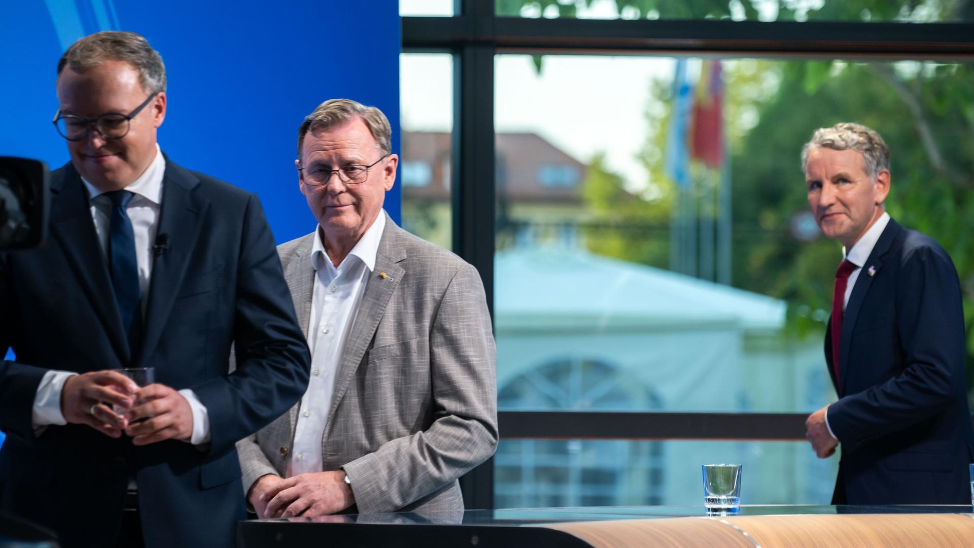 Mario Voigt (CDU), Ministerpräsident Bodo Ramelow (Die Linke) und Björn Höcke (AfD) im Wahlstudio des ZDF im Thüringer Landtag.