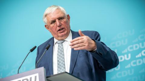Karl-Josef Laumann spricht bei einer Pressekonferenz.