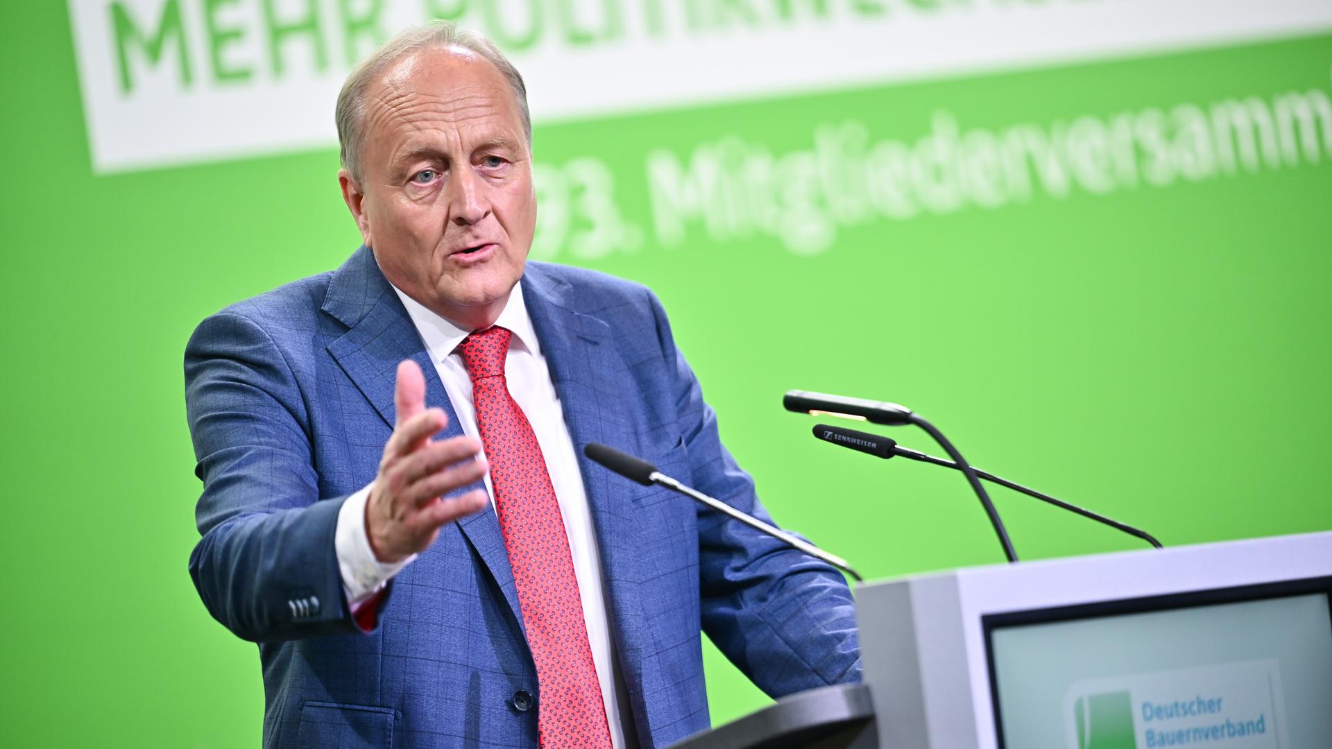Joachim Rukwied, Präsident Deutscher Bauernverband, spricht während des Deutschen Bauerntags 2025 in den Saal. Joachim Rukwied, Präsident Deutscher Bauernverband, spricht während des Deutschen Bauerntags 2025 in den Saal.