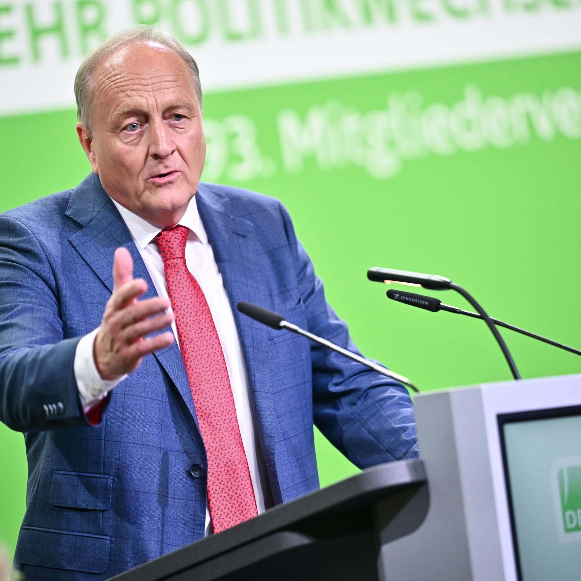 Joachim Rukwied, Präsident Deutscher Bauernverband, spricht während des Deutschen Bauerntags 2025 in den Saal. 