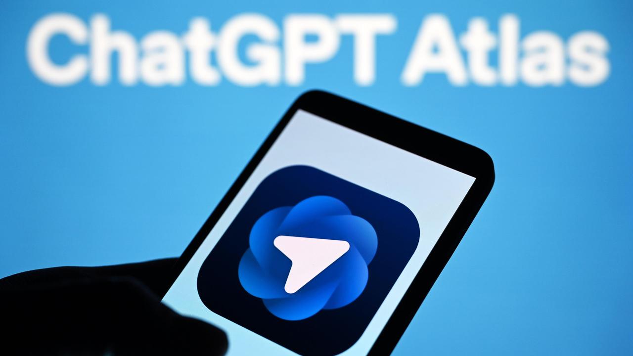 Abgebildet ist der Schriftzug "ChatGPT Atlas" sowie eine Hand, die ein Smartphone hält. Auf dem Display ist das Logo des KI-Browsers von OpenAI zu sehen.