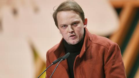 Erik Marquardt spricht in zwei Mikrofone.