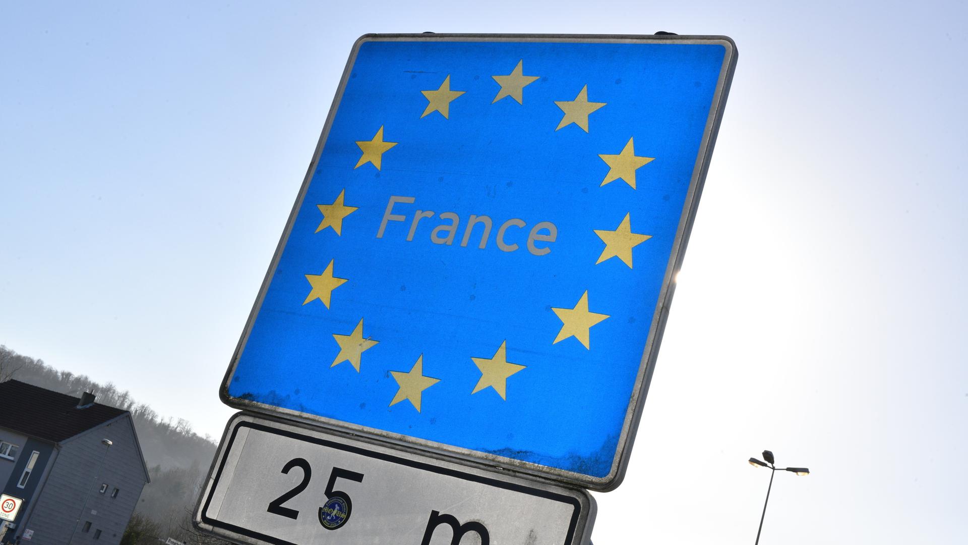 Ein blaues Schild mit der Aufschrift "France"