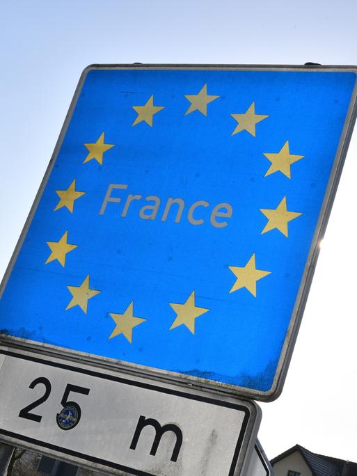 Ein blaues Schild mit der Aufschrift "France"