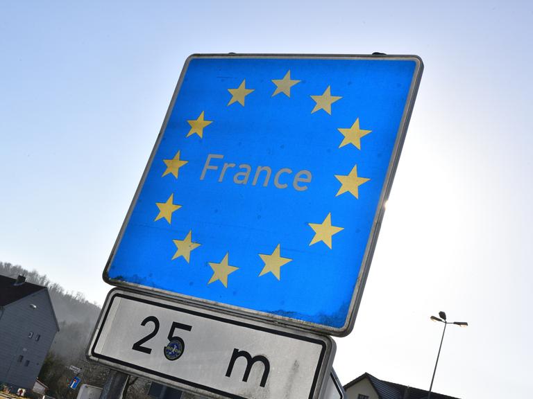 Ein blaues Schild mit der Aufschrift "France"