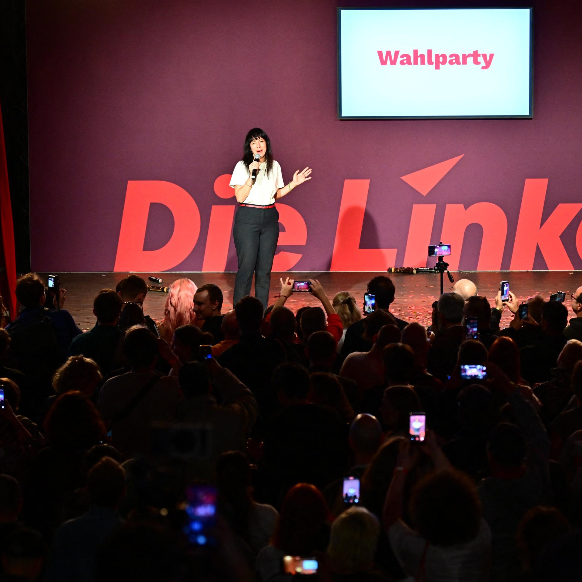 Spitzenkandidatin Elif Eralp spricht auf der Wahlparty der Berliner Linken im Festsaal Kreuzberg.