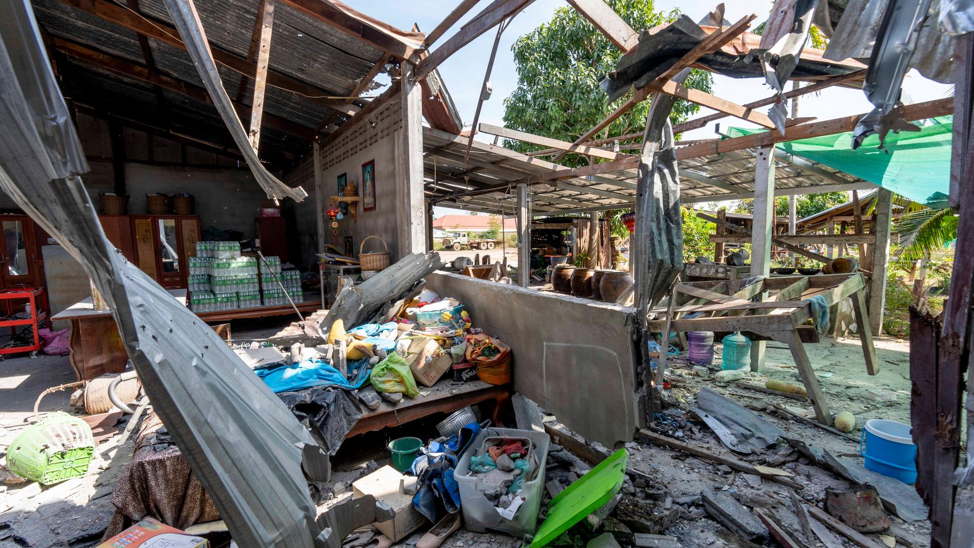 Ein Gebäude in der südlichen Provinz Surin, Thailand, wurde durch einen kambodschanischen BM-21-Raketenangriff schwer beschädigt. 