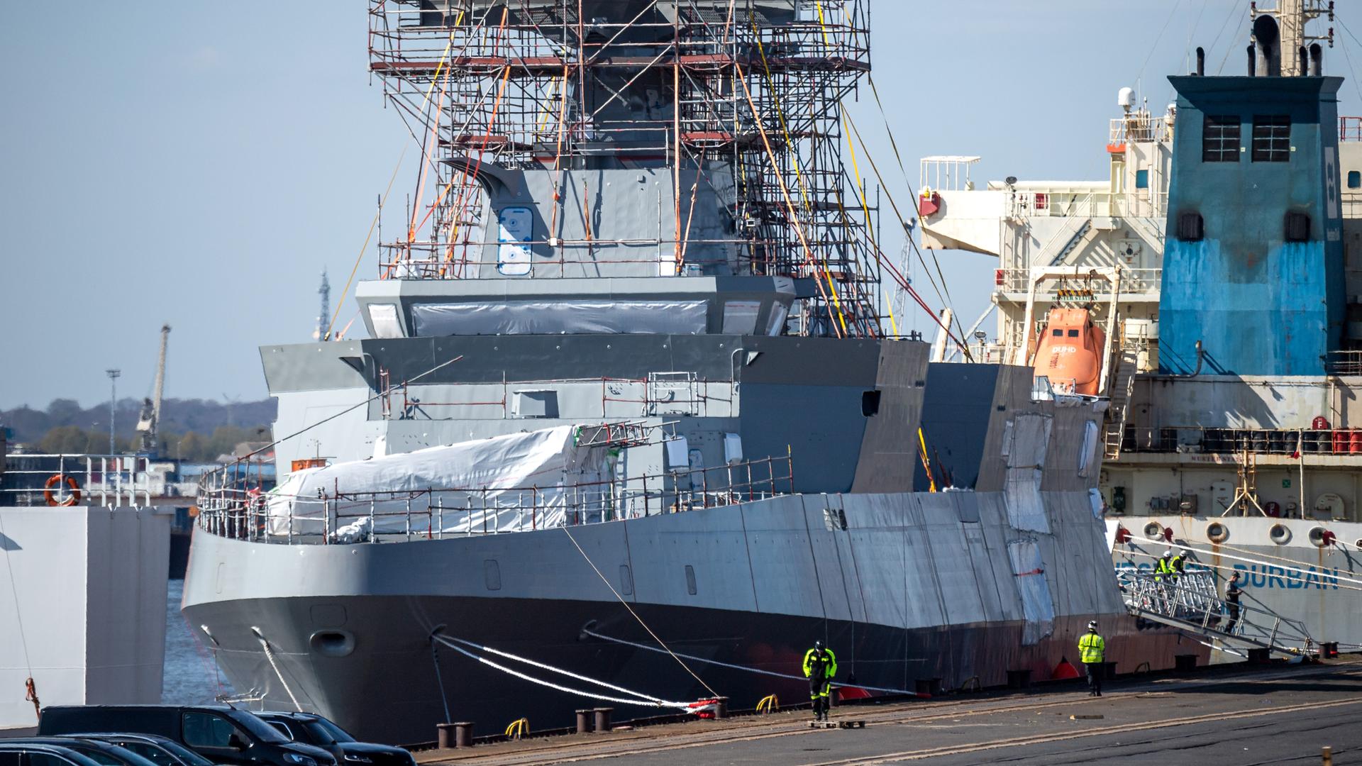 Ein Marineschiff vom Typ Meko 200 für Ägypten liegt im Neustädter Hafen. Das Kriegsschiff wird im Auftrag von ThyssenKrupp Marine Systems (TKMS/Kiel) bei der Werft von Stahlbau Nord in Bremerhaven gebaut.