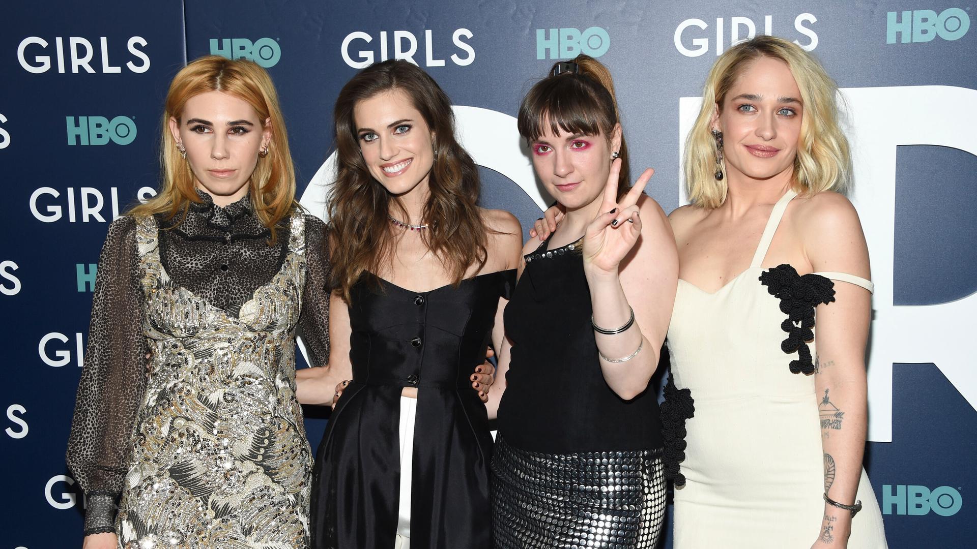 Bei der Premiere der sechsten und letzten Staffel der HBO-Serie „Girls“ posieren die Schauspielerinnen Zosia Mamet (links), Allison Williams, Lena Dunham und Jemima Kirke gemeinsam. 
