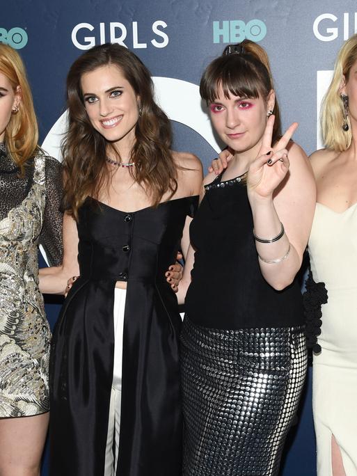 Bei der Premiere der sechsten und letzten Staffel der HBO-Serie „Girls“ posieren die Schauspielerinnen Zosia Mamet (links), Allison Williams, Lena Dunham und Jemima Kirke gemeinsam. 