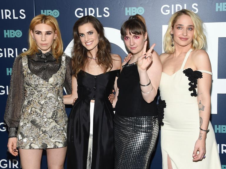 Bei der Premiere der sechsten und letzten Staffel der HBO-Serie „Girls“ posieren die Schauspielerinnen Zosia Mamet (links), Allison Williams, Lena Dunham und Jemima Kirke gemeinsam. 