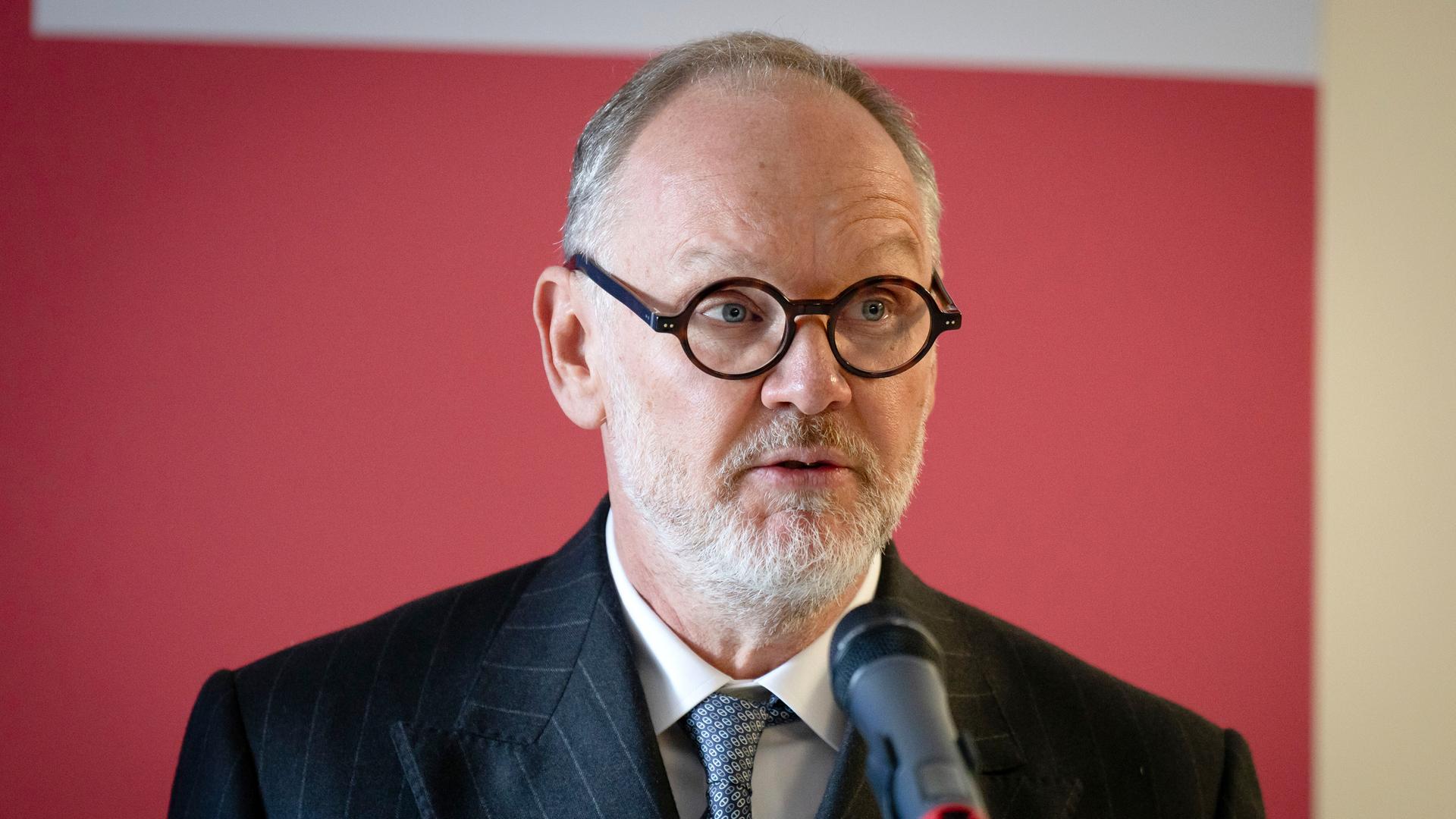 Der Vorsitzende des Expertenbeirats für Sondervermögen, Harald Christ, spricht in ein Mikrofon. Der Vorsitzende des Expertenbeirats für Sondervermögen, Harald Christ, spricht in ein Mikrofon.