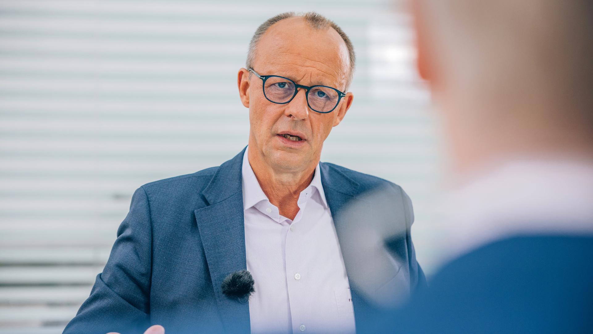 Der CDU-Vorsitzende Friedrich Merz (l) sitzt mit Theo Koll, ZDF-Moderator und Leiter des ZDF-Hauptstadtstudios, beim ZDF-Sommerinterview.