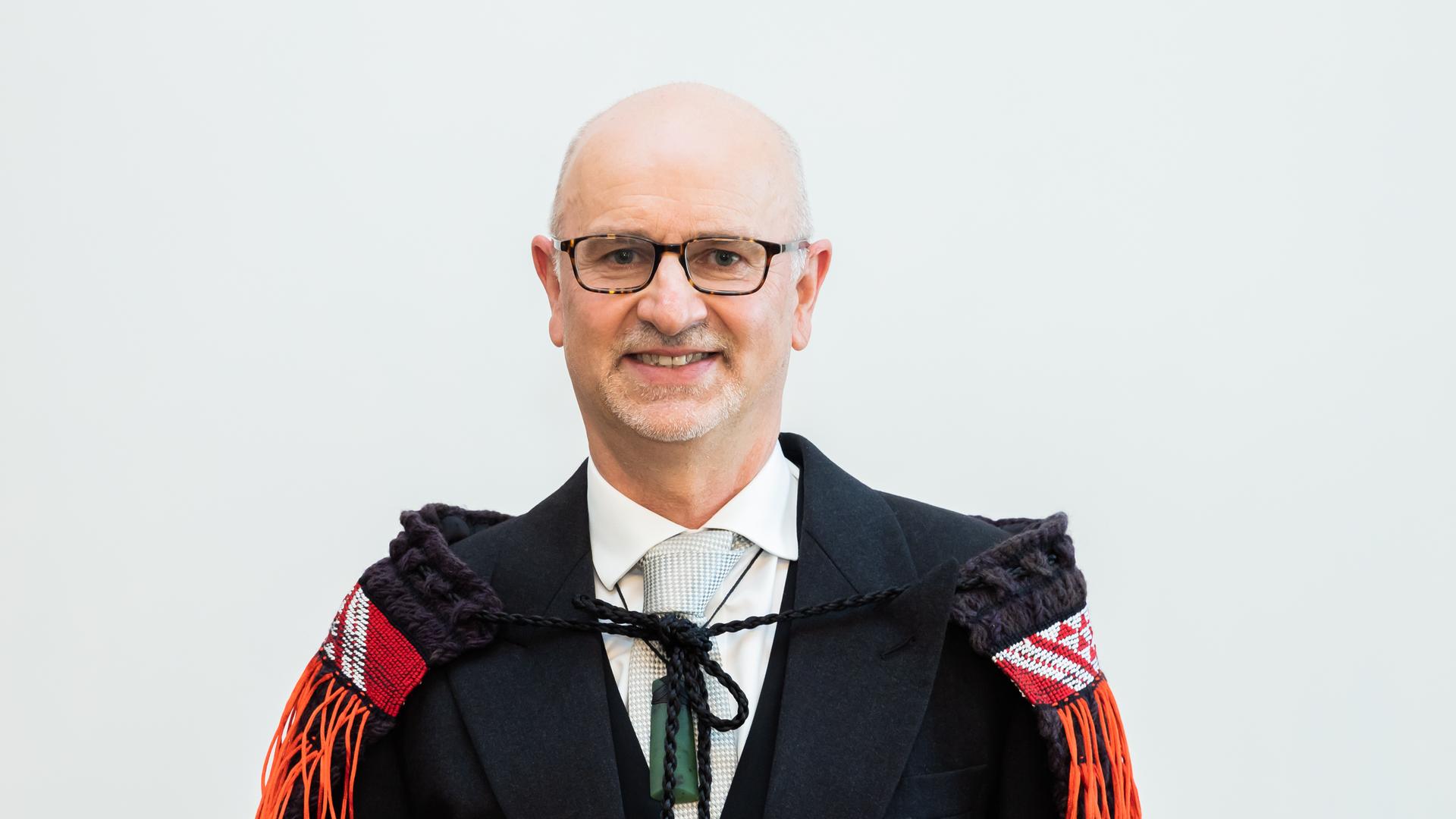 Neuseelands Botschafter Craig Hawke mit farbig geschmückter Anzugjacke Neuseelands Botschafter Craig Hawke mit farbig geschmückter Anzugjacke