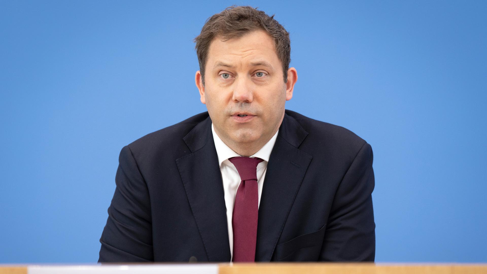 Berlin: Lars Klingbeil (SPD), Bundesminister der Finanzen, spricht während einer Pressekonferenz zum Haushalt 2026.
