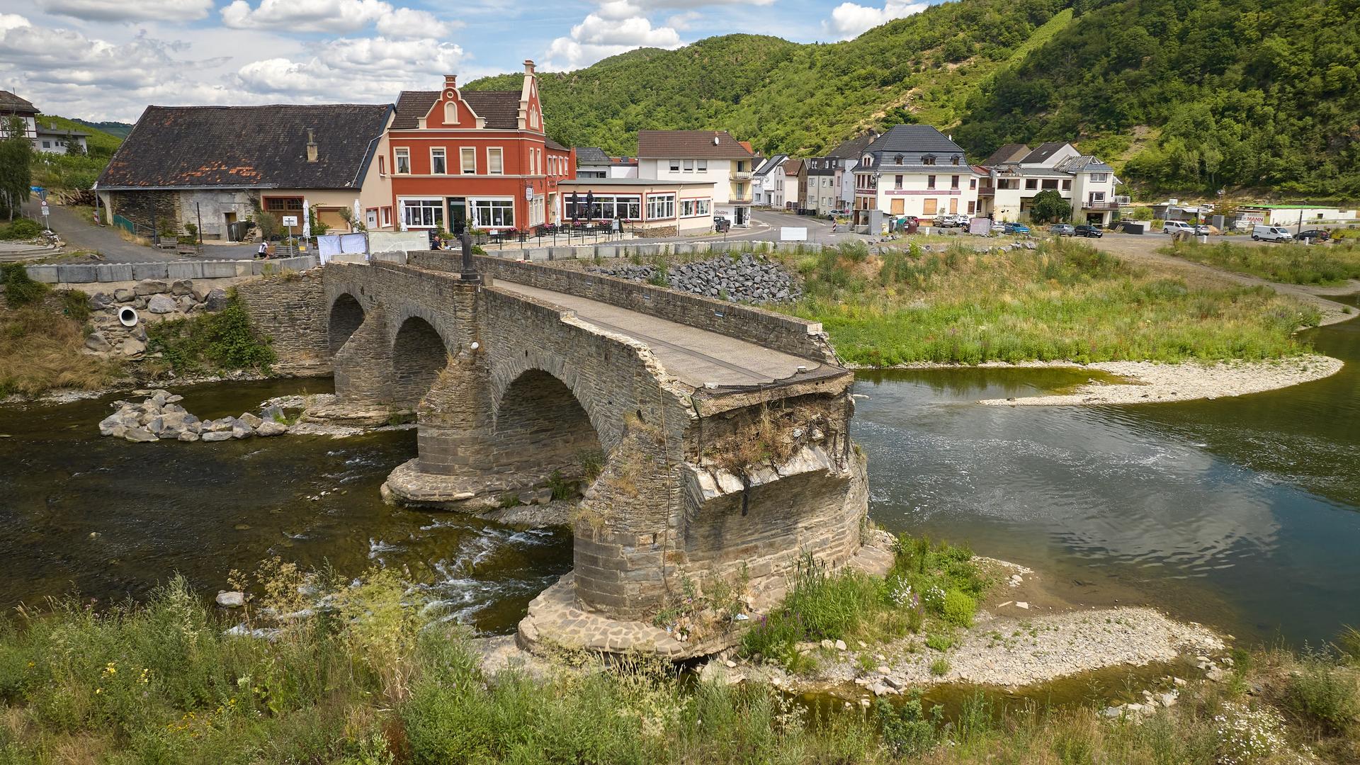 Die Reste der zerstörten Nepomukbrücke, aufgenommen zwei Jahre nach der Flutkatastrophe an der Ahr. Die Reste der zerstörten Nepomukbrücke, aufgenommen zwei Jahre nach der Flutkatastrophe an der Ahr.