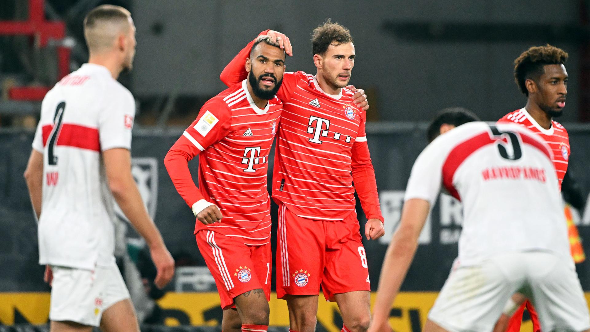 Münchens Leon Goretzka im roten Trikot fährt dem jubelnden Torschützen Eric Maxim Choupo-Moting anerkennend mit der Hand über den Kopf. Deneben zwei Stuttgarter in weißen Trikots und ein weiterer Münchner. Münchens Leon Goretzka im roten Trikot fährt dem jubelnden Torschützen Eric Maxim Choupo-Moting anerkennend mit der Hand über den Kopf. Deneben zwei Stuttgarter in weißen Trikots und ein weiterer Münchner.