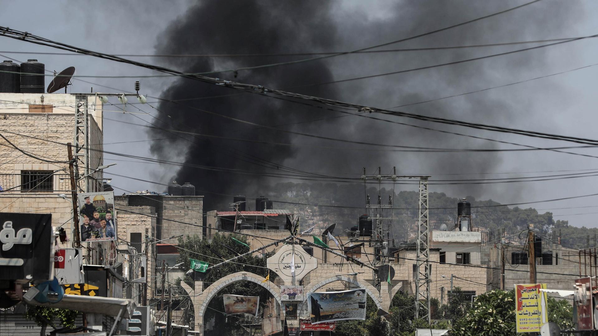 Schwarzer Rauch steigt über der Stadt Dschenin im Westjordanland auf.